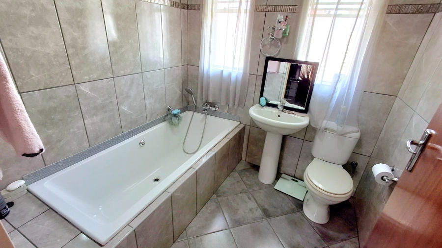 3 Bedroom Property for Sale in Roodia Free State